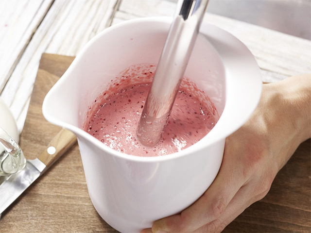 étape 1 de la recette smoothie à la grenade et aux canneberges