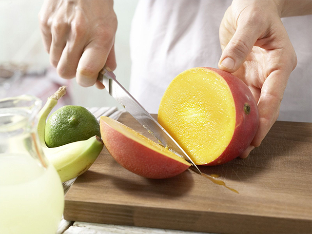 Préparation de la recette smoothie exotique avec mangue et citron vert étape 1.