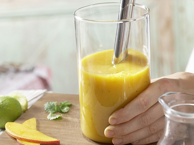 Préparation de la recette smoothie exotique avec mangue et citron vert étape 4.