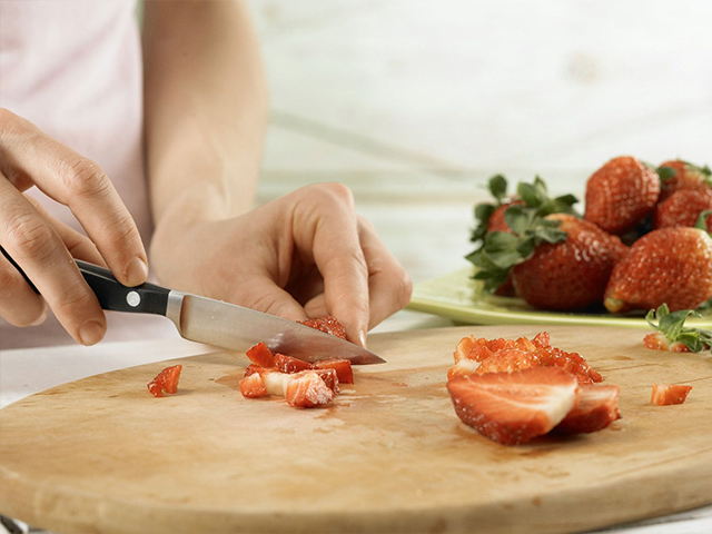 Préparation de la recette smoothie à la fraise étape 2