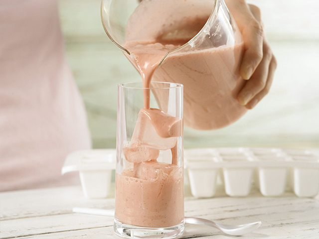 Préparation de la recette smoothie à la fraise étape 4