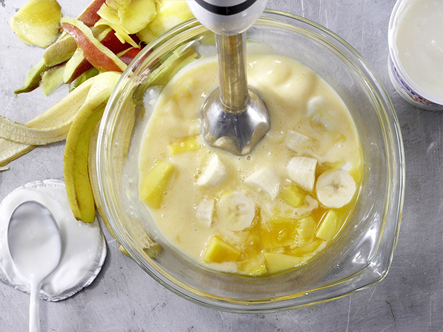 préparation de la recette de smoothie  mangue et banane avec jus d'orange et yaourt étape 3