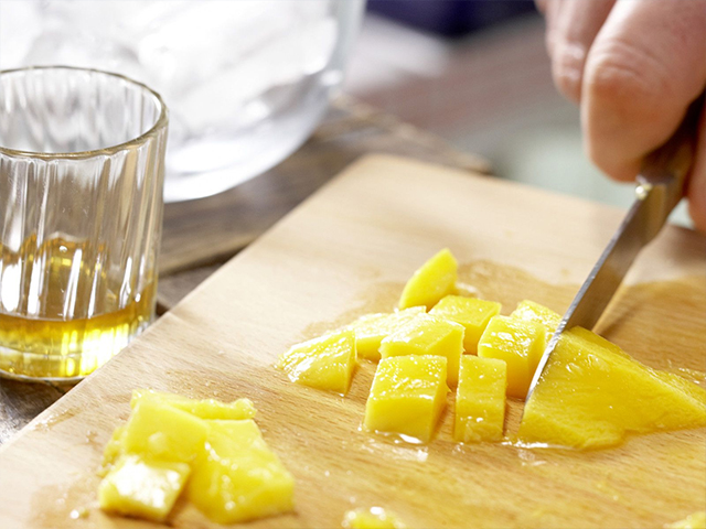 Préparation de la recette smoothie à la mangue avec du kéfir étape 1